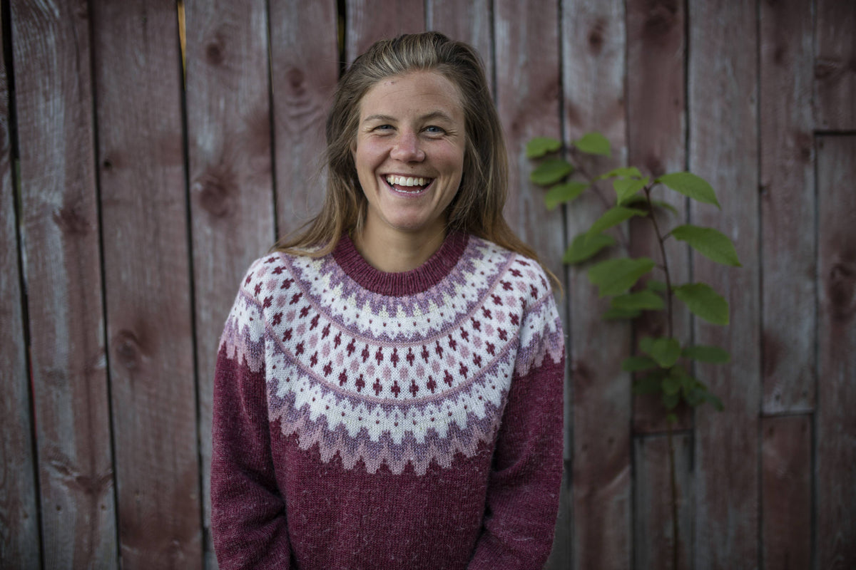 Emelie Forsberg, medgründer av Moonvalley, foran et tradisjonelt norsk trehus i Måndalen