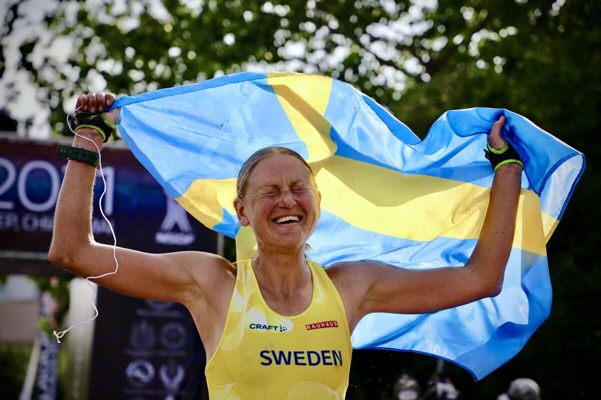 Ida Nilsson, medgründer av Moonvalley, feirer en seier med det svenske flagget etter et løp