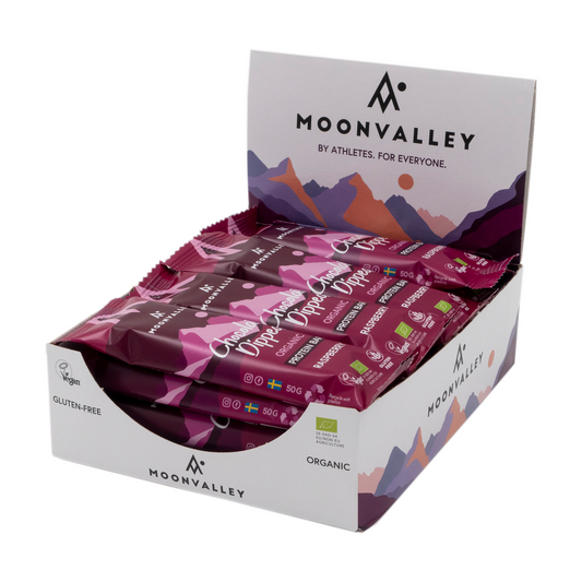 Moonvalley Chocolate Dipped bringebær proteinbarer økologiske i displayboks med flere pakker