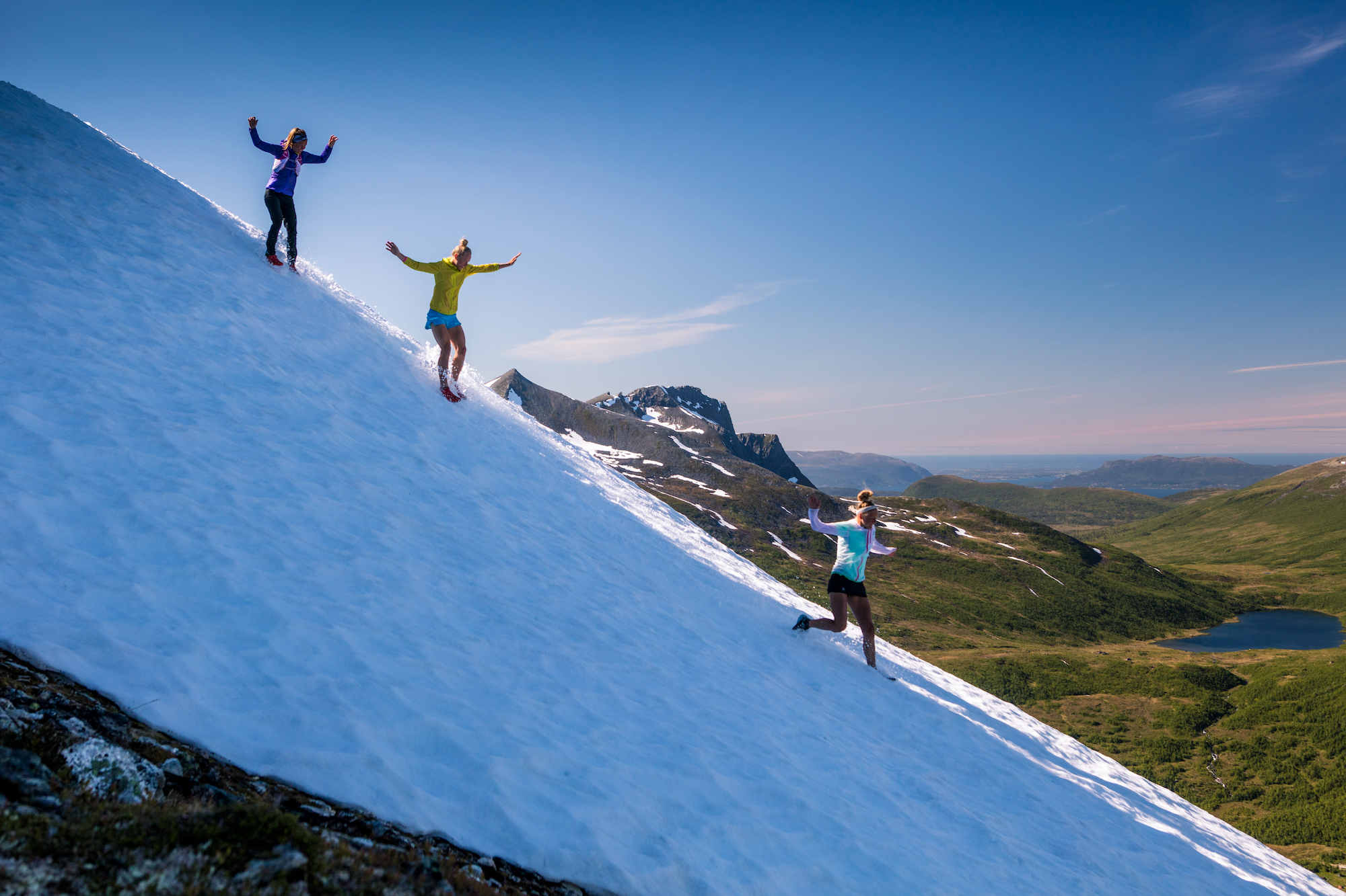 Moonvalleys grunnleggere løper gjennom snødekte fjell i den spektakulære naturen rundt Måndalen i Norge