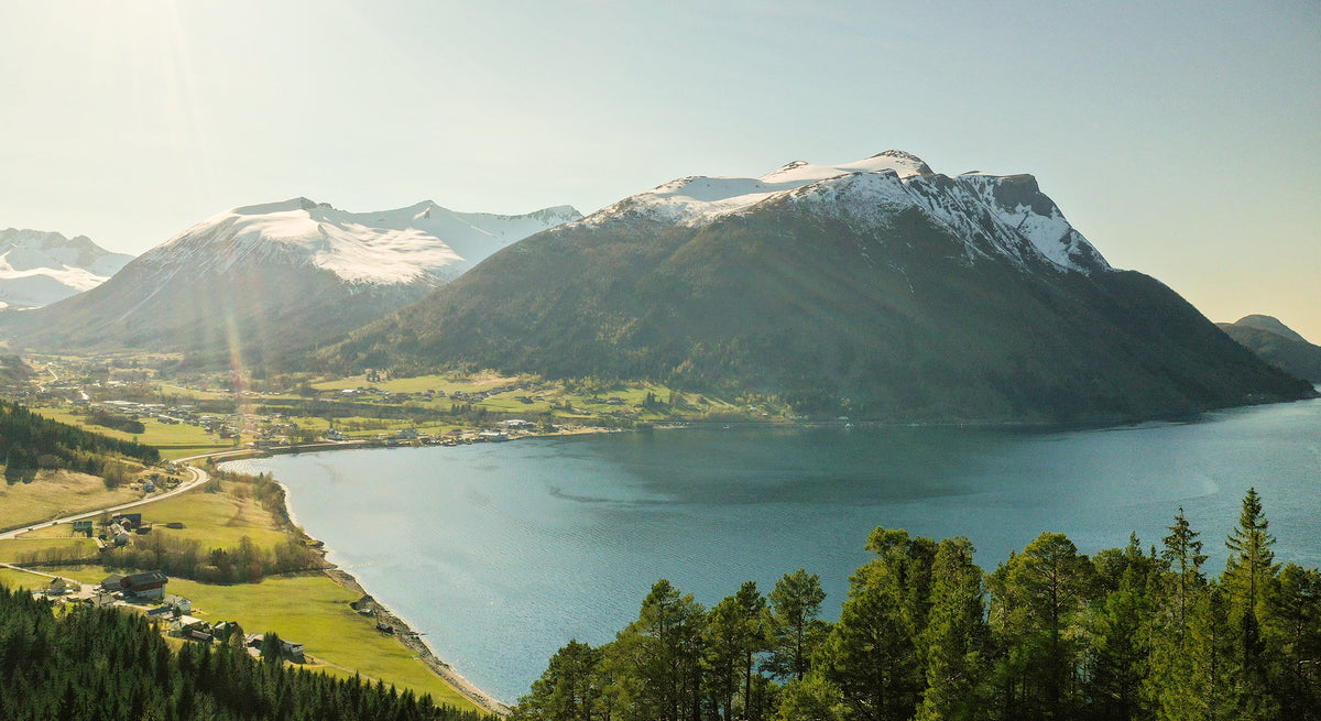 Utsikt over fjorden og fjellene i Måndalen i Norge, hjemstedet til Moonvalley