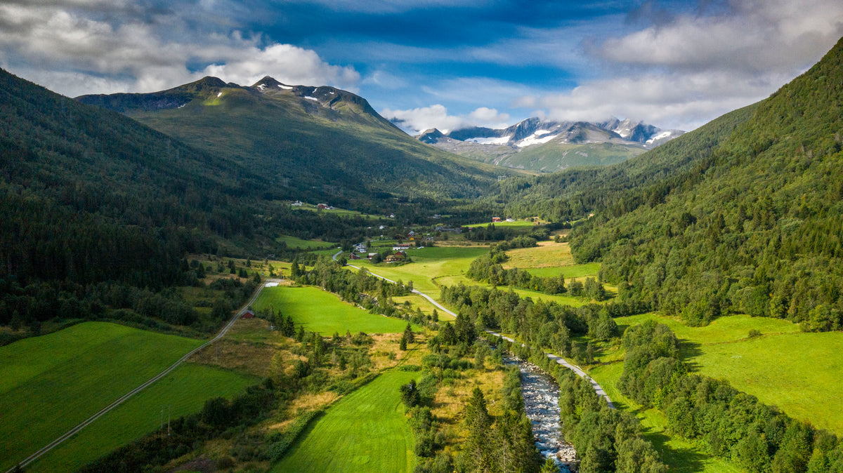 Grønn dal med elv, skog og fjell i Måndalen i Norge, området som inspirerte Moonvalley