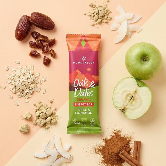 Moonvalley Oats & Dates økologisk energibar med eple og kanel sammen med ingrediensene