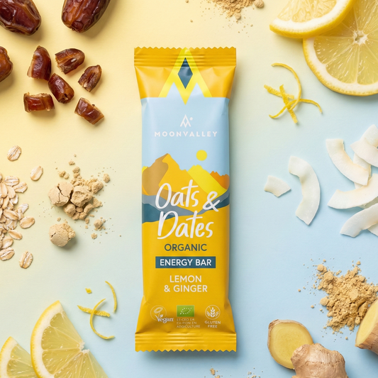 Moonvalley Oats & Dates økologisk energibar med sitron og ingefær sammen med ingrediensene