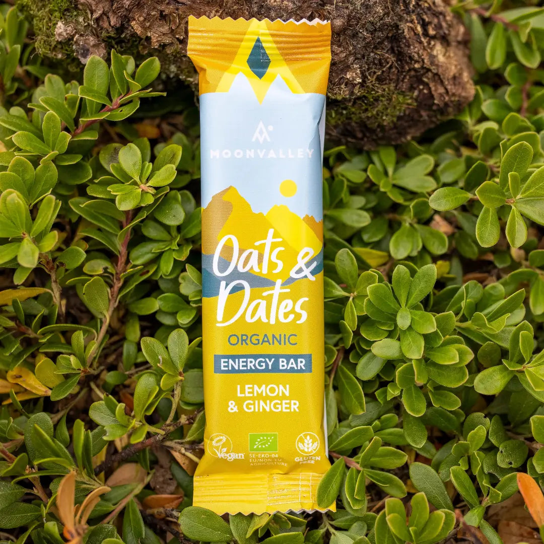 Moonvalley økologisk energibar med sitron og ingefær, fotografert i naturlige omgivelser.