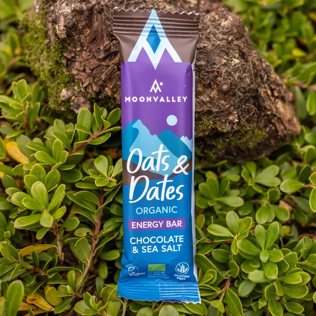 Moonvalley økologisk energibar med sjokolade og havsalt, fotografert i naturlige omgivelser.