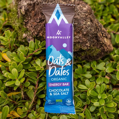 Moonvalley økologisk energibar med sjokolade og havsalt, fotografert i naturlige omgivelser.