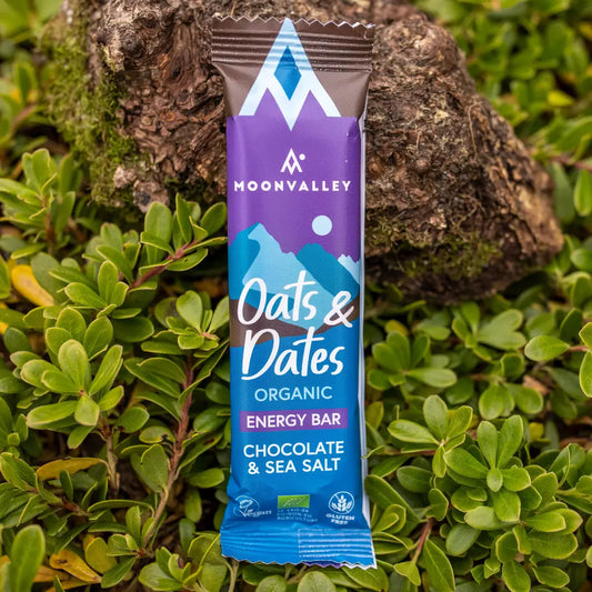 Moonvalley økologisk energibar med sjokolade og havsalt, fotografert i naturlige omgivelser.