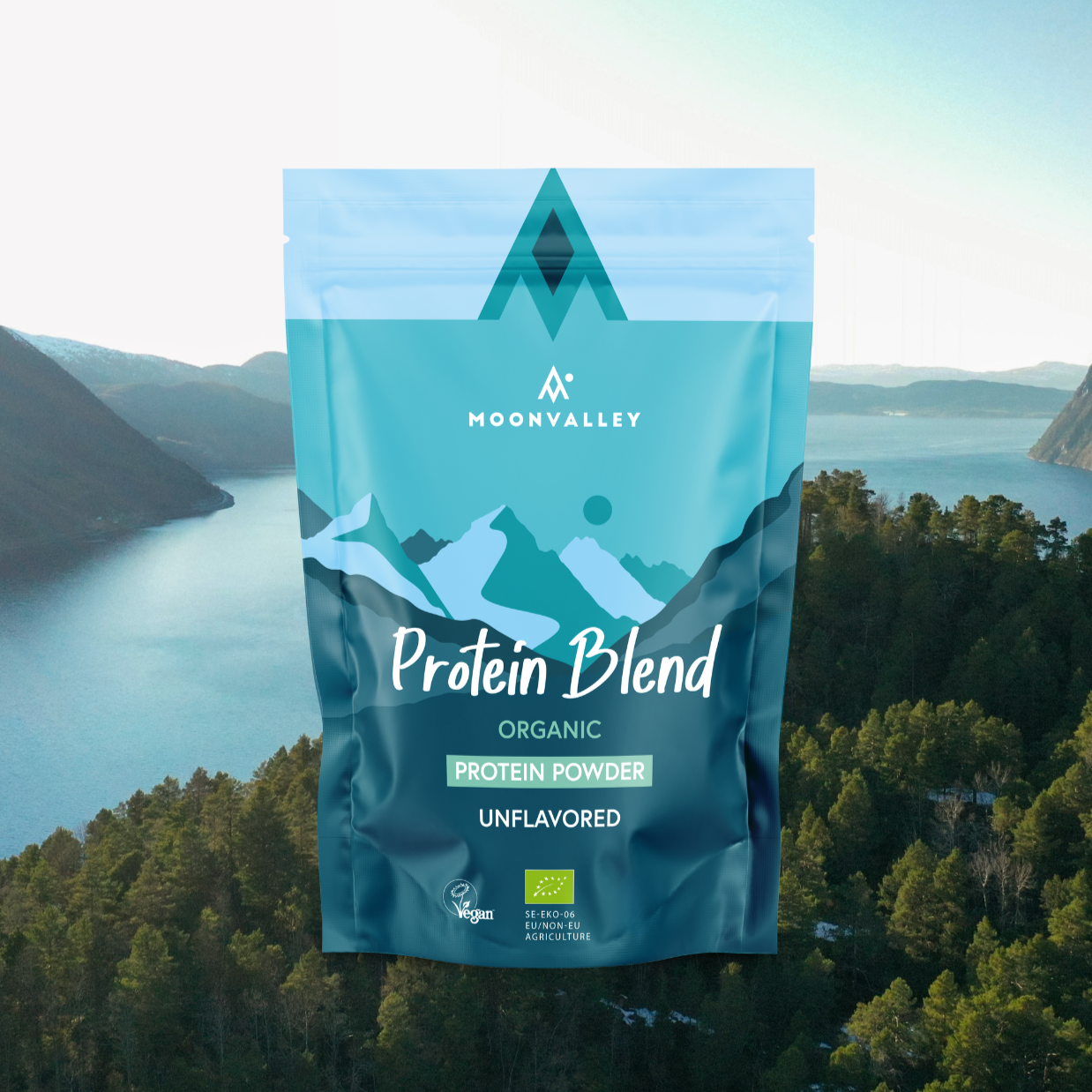 Moonvalley økologisk proteinpulver uten smak med utsikt over norsk fjord og natur