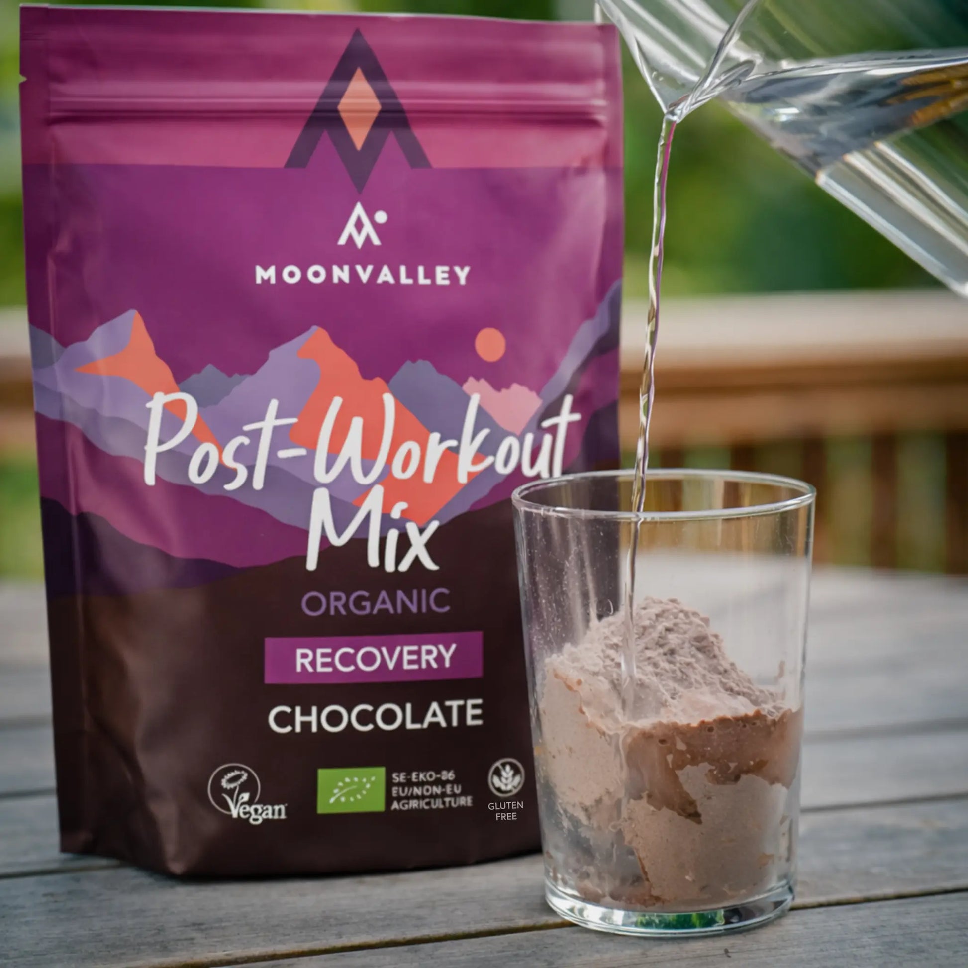 Et glass med Moonvalley Post-Workout Mix blandes med vann.