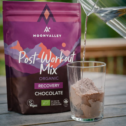 Et glass med Moonvalley Post-Workout Mix blandes med vann.